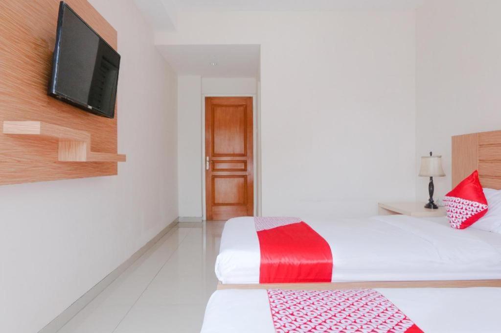 Oyo 696 Hasanah Guest House Syariah De Saphire مالانغ المظهر الخارجي الصورة